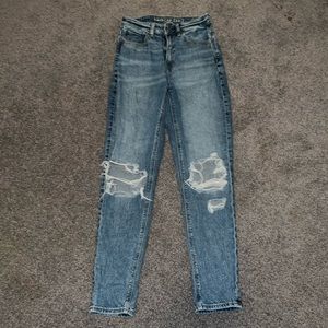 AMERICAN EAGLE MOM JEANS